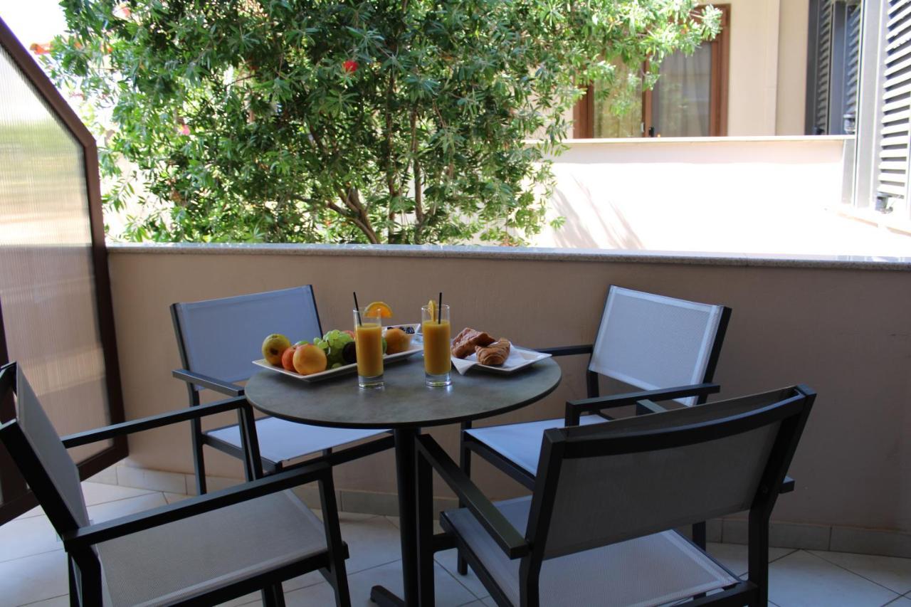 Meliton Inn Hotel & Suites By The Beach Néosz Marmarász Kültér fotó