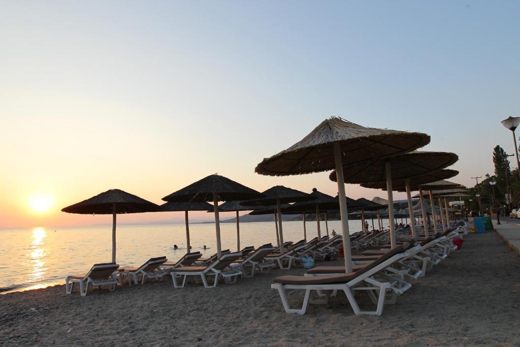 Meliton Inn Hotel & Suites By The Beach Néosz Marmarász Kültér fotó