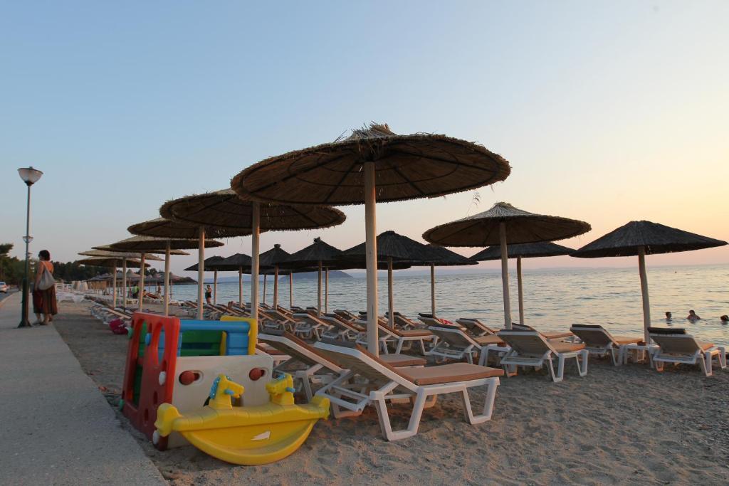 Meliton Inn Hotel & Suites By The Beach Néosz Marmarász Kültér fotó